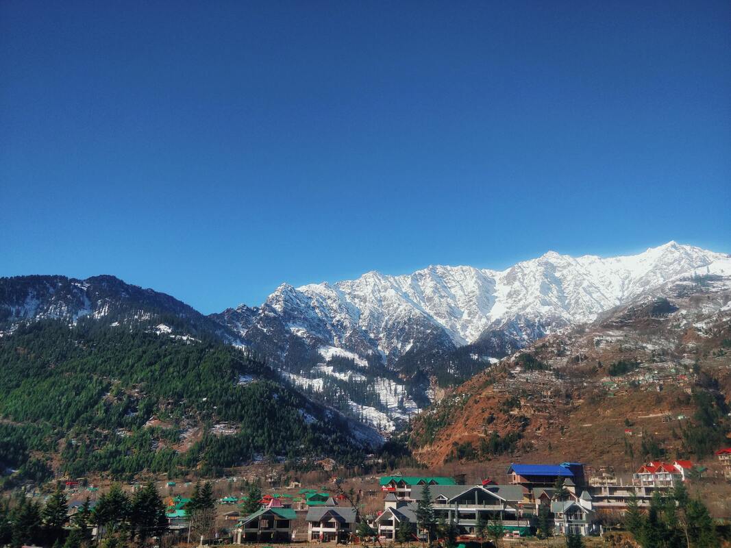 snow view of himalayas at manali